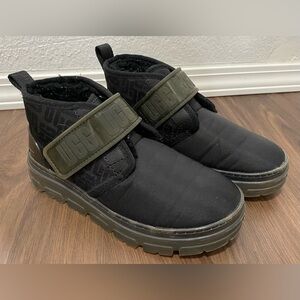 UGG Women's Neumel Graphic Monogram Black size 6